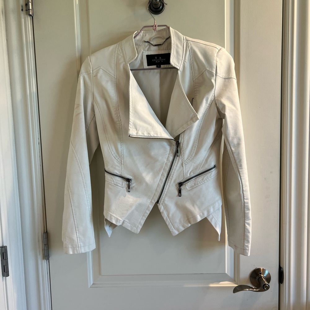 Cute women's faux leather jacket.  Never worn.